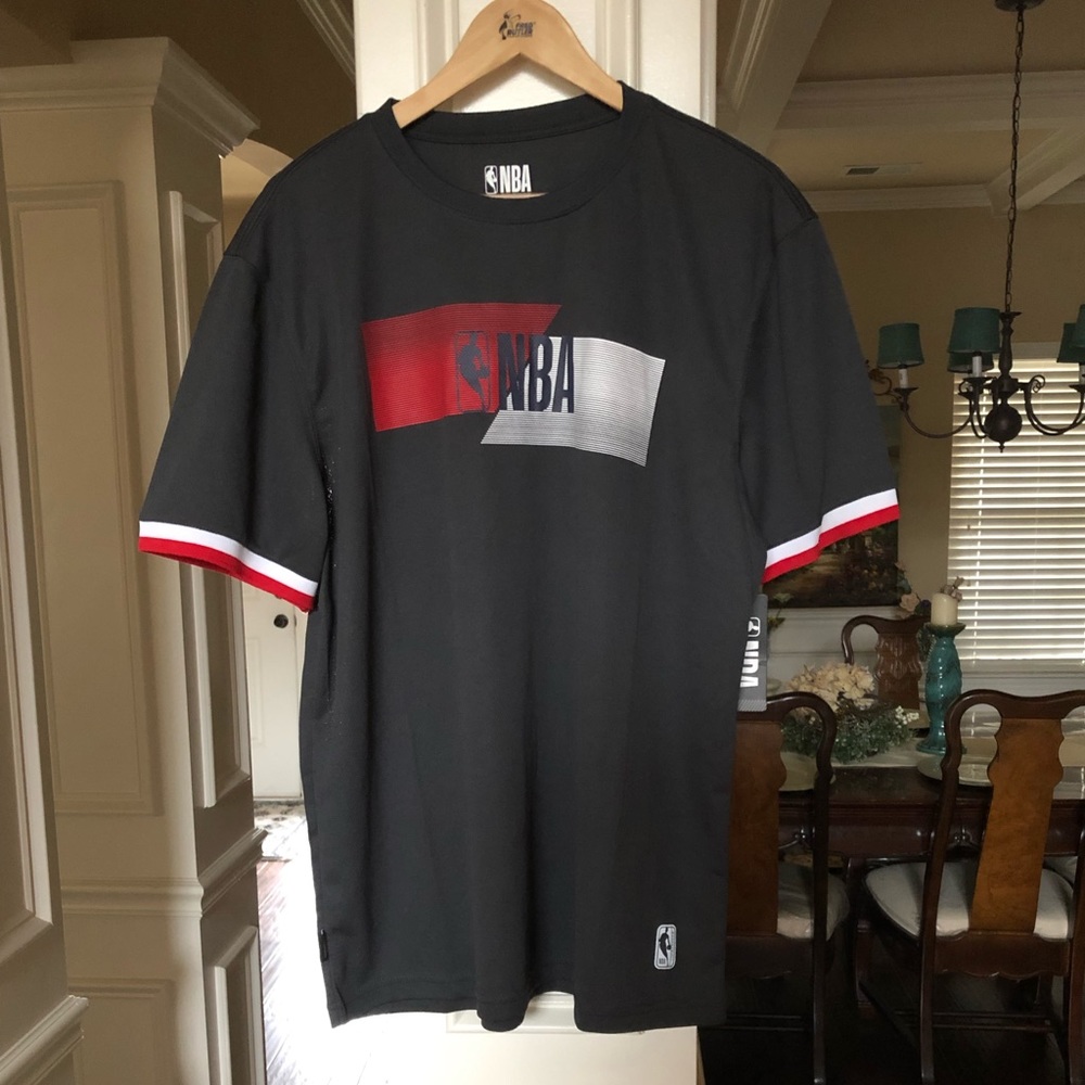 Men’s NBA Primary Logo T-shirt.
